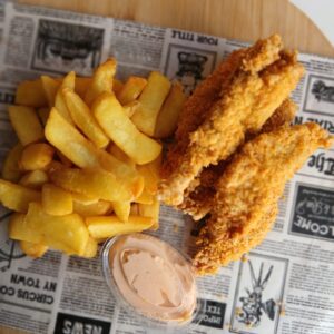 Poza cu crispy, cartofi si sos american